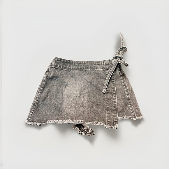 Altar'd State Black Denim Wrap Mini Skorts Sz S Acid Wash Raw Hem Tie Waist - Picture 2 of 8